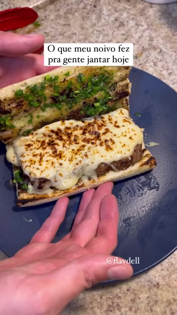 Sanduíche de mignon com molho de mostarda