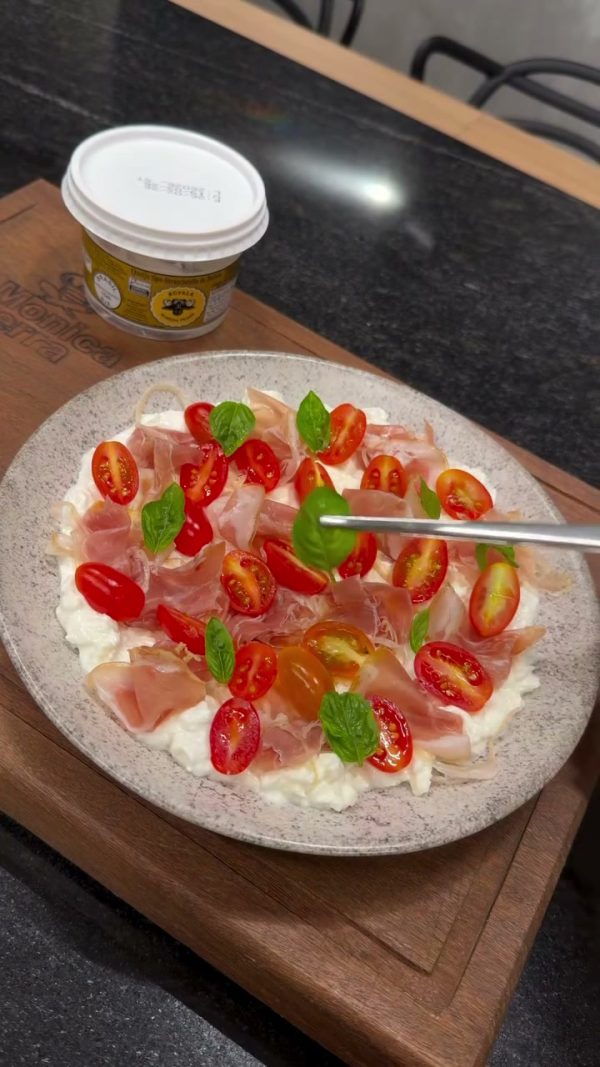 Stracciatella com parma e tomatinhos