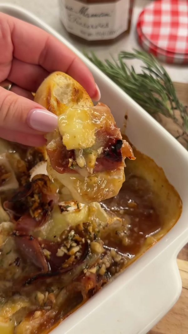 Brie assado com jamón e figo