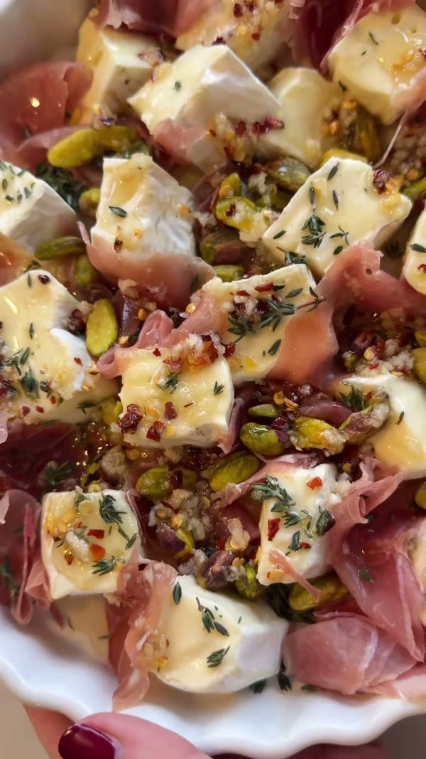 Camembert assado com prosciutto